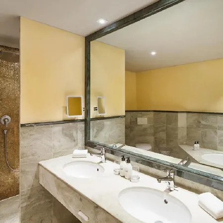 Szálloda Eden Roc - The Leading Of The World 5*