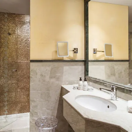 Hotel Eden Roc - The Leading Of The World