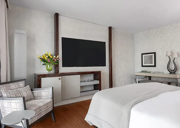 Eden Roc - The Leading Of The World